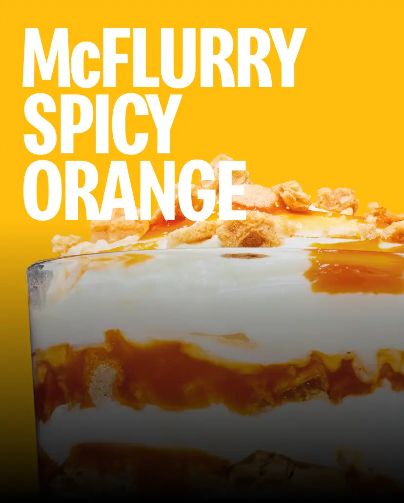 O lingură care ia o cupă dintr-o cană de McFlurry cu caramel de cocos