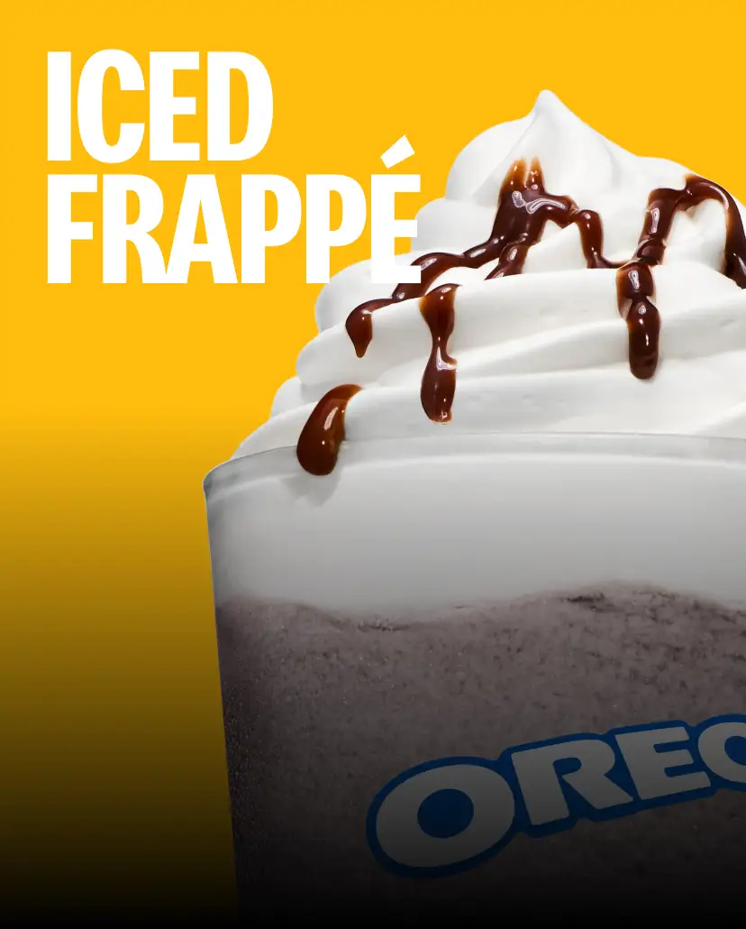 O lingură care ia o cupă dintr-o cană de McFlurry cu caramel de cocos